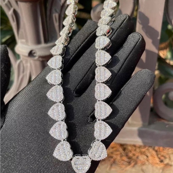 Cuban Heart Choker Necklace with Handcrafted Design and Sparkling - Picture 5 of 5